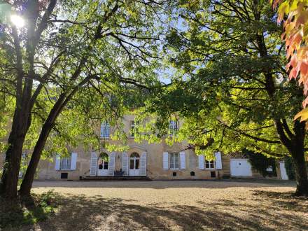 Château de Preisch - Moselle - Cour du château à l'automne